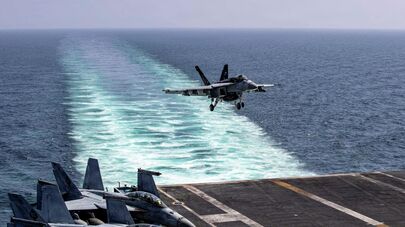 Истребитель F/A-18E Super Hornet совершает посадку на палубу авианосца "Авраам Линкольн" в рамках операции "Эпическая ярость" 28 февраля 2026 года.