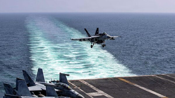 Истребитель F/A-18E Super Hornet совершает посадку на палубу авианосца Авраам Линкольн в рамках операции Эпическая ярость. - Sputnik Таджикистан