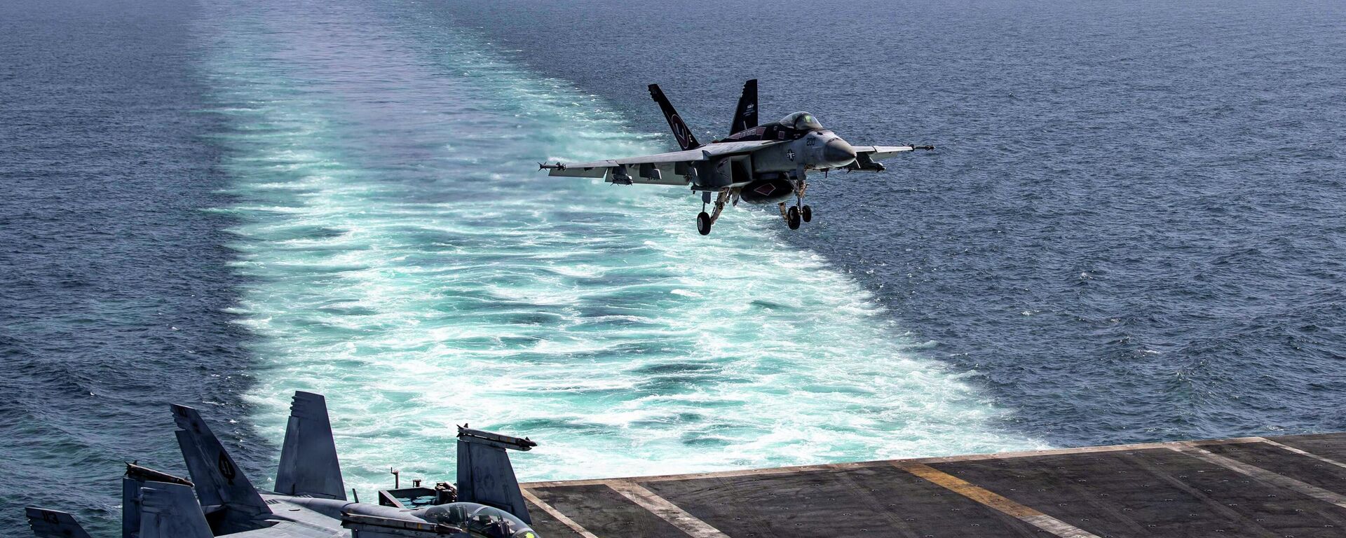 Истребитель F/A-18E Super Hornet совершает посадку на палубу авианосца Авраам Линкольн в рамках операции Эпическая ярость. - Sputnik Таджикистан, 1920, 27.03.2026