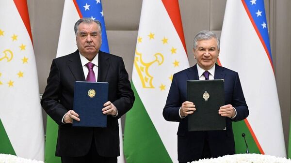 Эмомалӣ Раҳмон ва Шавкат Мирзиёев Изҳороти муштаракро дар бораи таҳкими муносибатҳои иттифоқӣ имзо карданд - Sputnik Тоҷикистон