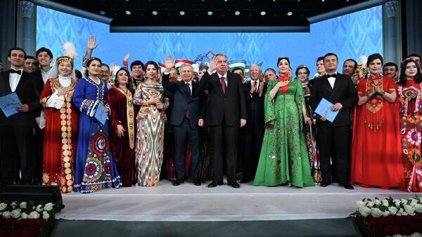 Раҳмон ва Мирзиёев дар барномаи фарҳангии Шоми дӯстӣ-и ходимони санъати Тоҷикистон ва Узбекистон иштирок намуданд - Sputnik Тоҷикистон
