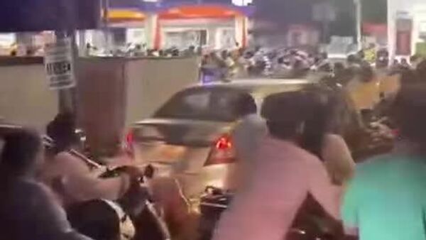 Топливный дефицит из-за войны в Иране вызвал панику среди водителей в Индии - Sputnik Таджикистан