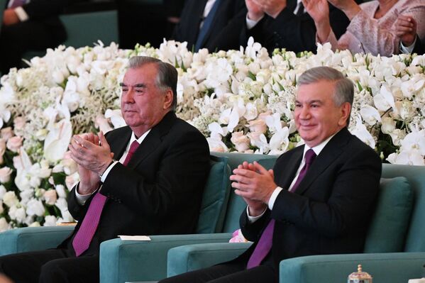 Главы государств приняли участие в культурной программе "Вечер дружбы" деятелей искусства обеих стран, проходившей во Дворце международных конгрессов "Узбекистан". - Sputnik Таджикистан