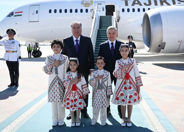 Встреча Эмомали Рахмона в международном аэропорту "Ташкент - Хумо".  - Sputnik Таджикистан