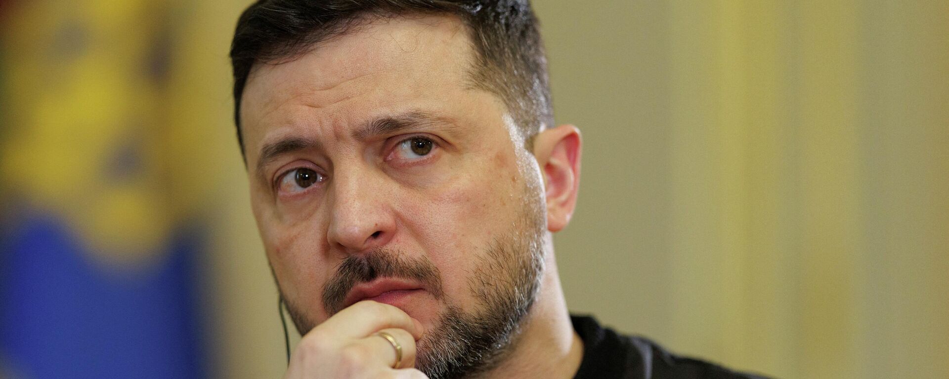 Владимир Зеленский дает интервью агентству Reuters в Киеве, Украина, 25 марта 2026 года. - Sputnik Таджикистан, 1920, 27.03.2026