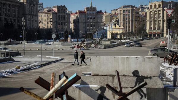 Противотанковые сооружения и граффити художника Бэнкси в центре Киева. - Sputnik Таджикистан