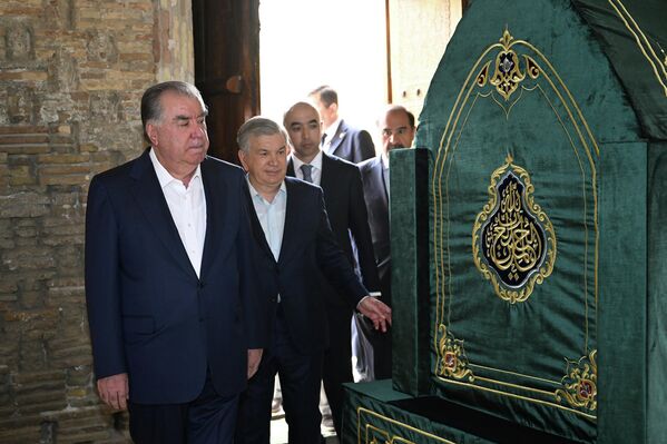 27 марта Эмомали Рахмон и Шавкат Мирзиёев посетили Мавзолей Исмоили Сомони. - Sputnik Таджикистан