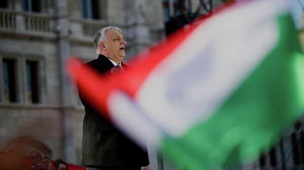 Выступление премьер-министра Венгрии Виктора Орбана на площади Кошута Лайоша в Будапеште, Венгрия, 15 марта 2026 года, в рамках празднования Национального дня Венгрии - Sputnik Таджикистан