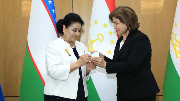 Награждение Гуландом Субхоновой орденом Дружбы. - Sputnik Тоҷикистон