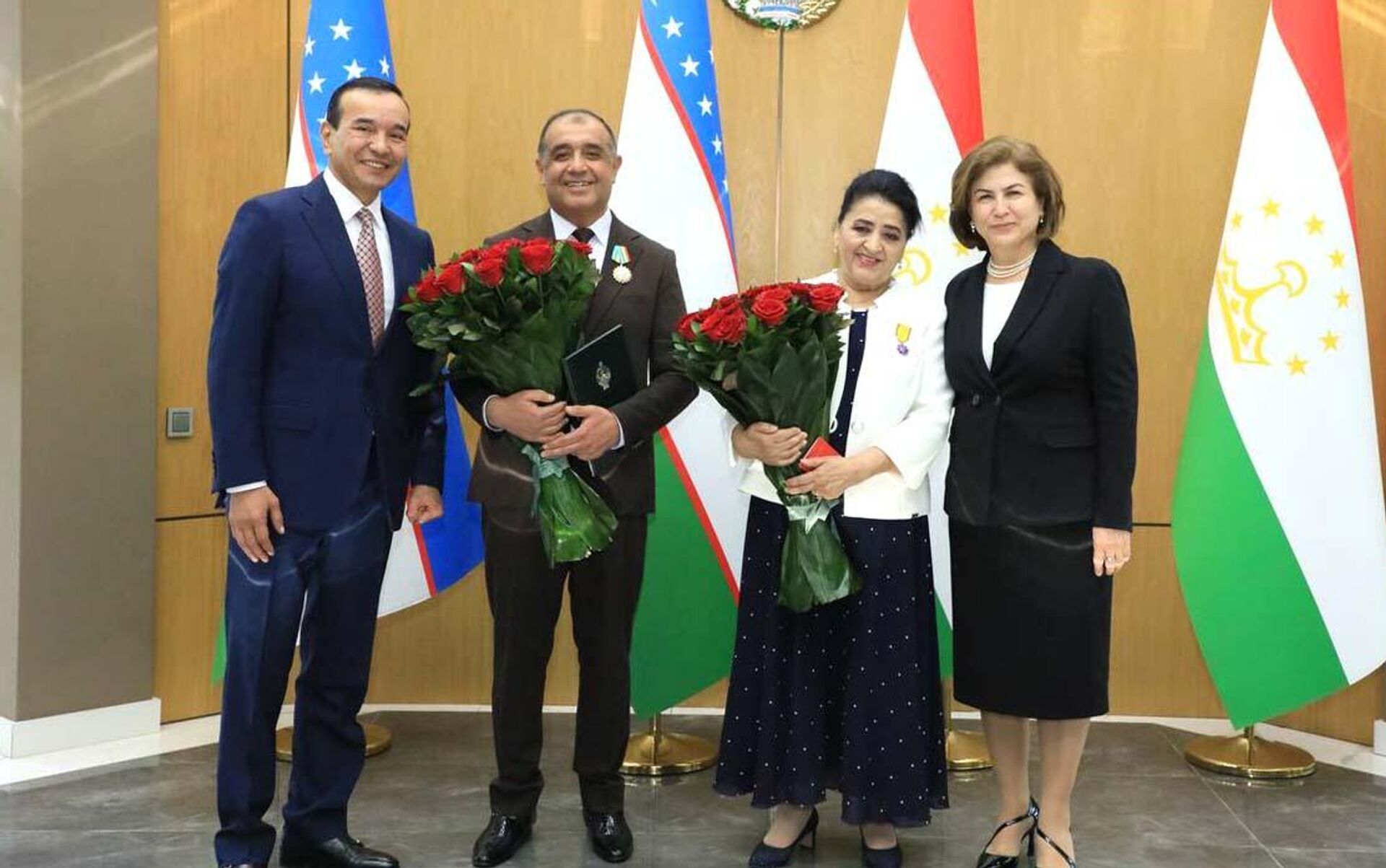 Награждение Гуландом Субхоновой и Шухратжона Набиева орденом Дружбы. - Sputnik Тоҷикистон, 1920, 27.03.2026