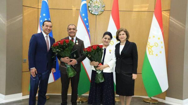 Руководитель таджикского национально-культурного центра в Узбекистане награждена орденом Дусти - Sputnik Таджикистан