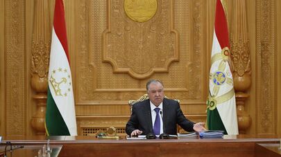 Эмомалӣ Раҳмон дар маҷлис