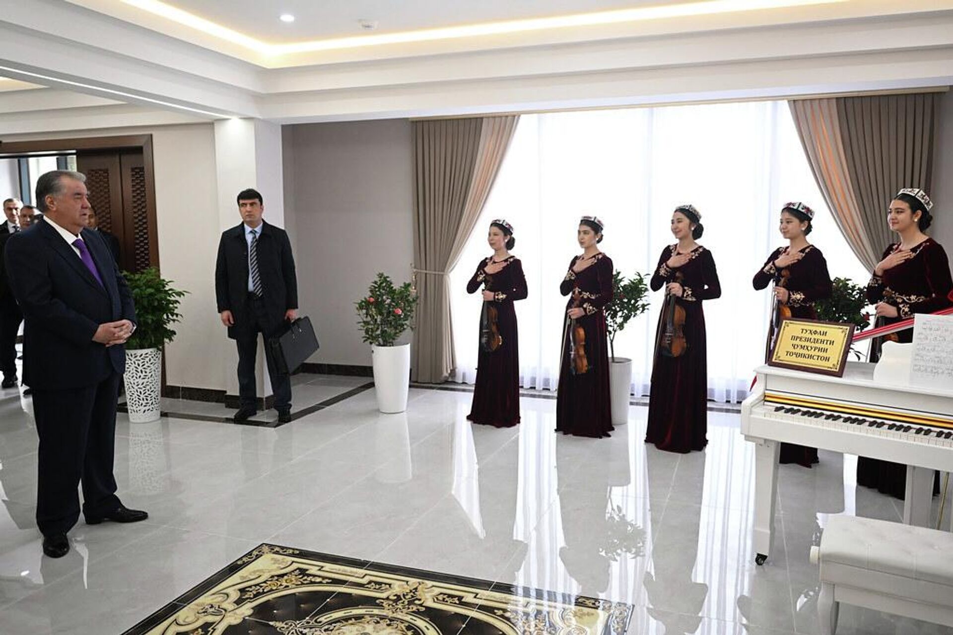 Раҳмон дар театри ба номи А.С.Пушкин дар шаҳри Бӯстон - Sputnik Тоҷикистон, 1920, 29.03.2026