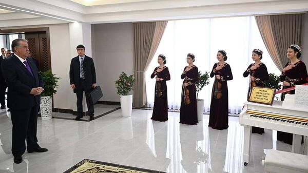 Раҳмон бинои Театри давлатии драммавии русии ба номи Александр Пушкинро баъди навсозӣ ифтитоҳ кард - Sputnik Тоҷикистон