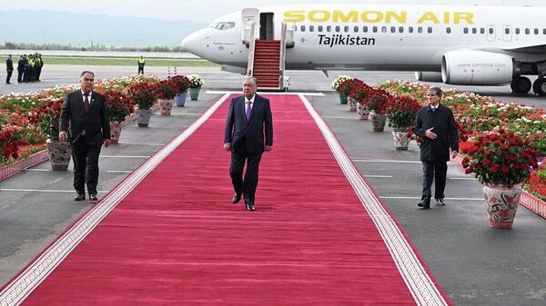 Эмомали Рахмон прибыл с рабочим визитом в Согдийскую область - Sputnik Таджикистан