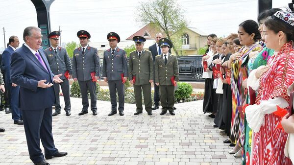 Тақдими калидҳои хона ба кормандони соҳаҳои иҷтимоӣ дар Суғд - Sputnik Таджикистан