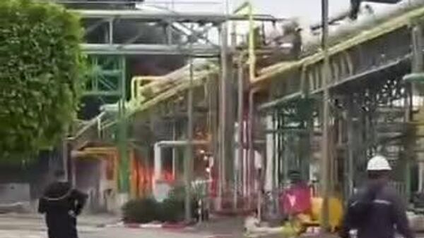 Дар як корхонаи кимиёвӣ дар ҷануби Исроил пас аз ҳамлаи Эрон сӯхтор ба амал омадааст - Sputnik Тоҷикистон