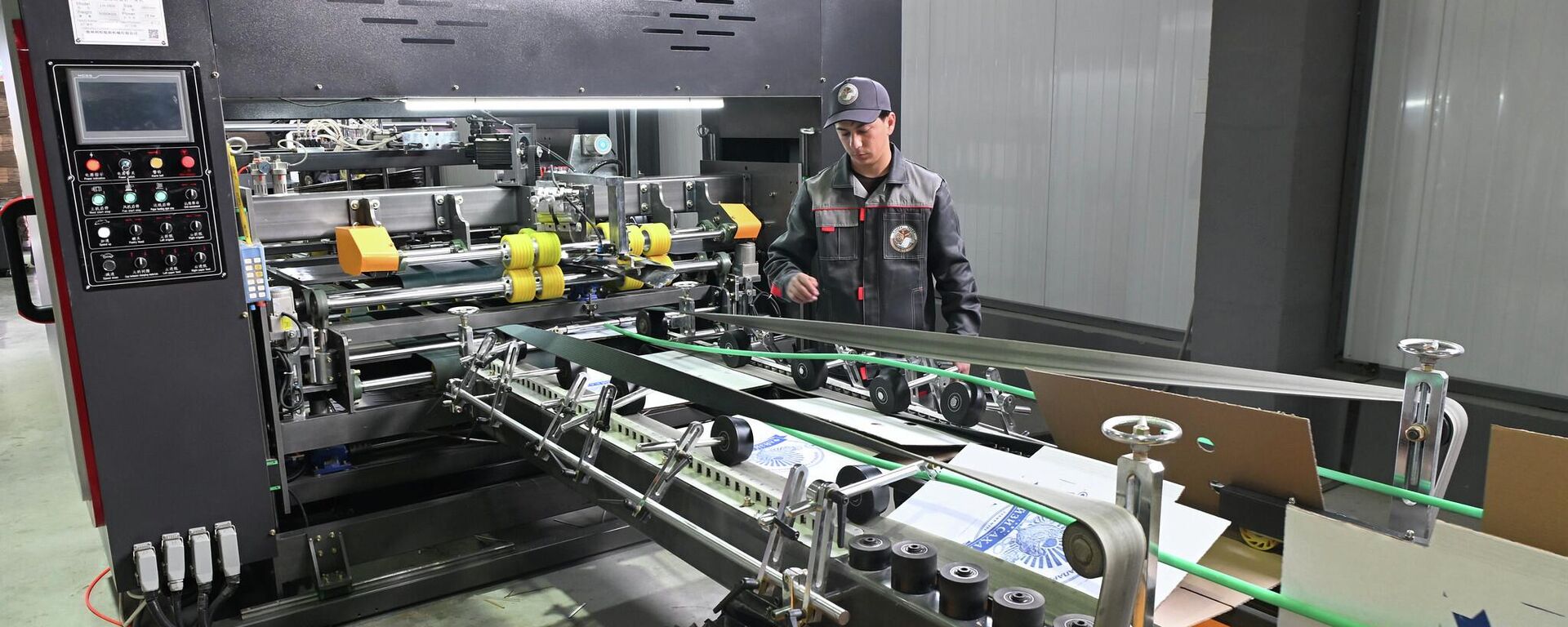 Завод по производству картонных коробок в городе Кансой Бободжон-Гафуровского района. - Sputnik Таджикистан, 1920, 30.03.2026