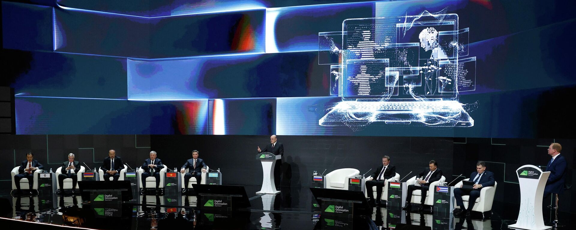 Председатель правительства РФ Михаил Мишустин выступает на пленарной сессии международного цифрового форума Digital Qazaqstan 2026. Industry 5.0. The power of connection в Шымкенте. - Sputnik Таджикистан, 1920, 30.03.2026