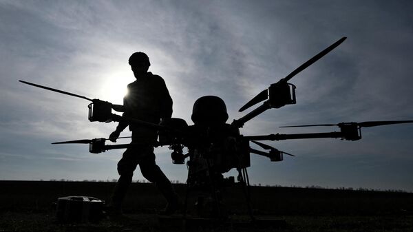 Военнослужащий 422-го полка беспилотных систем идет рядом с тяжелым ударным беспилотником на полигоне в Запорожской области. Военнослужащий 422-го полка беспилотных систем идет рядом с тяжелым ударным беспилотником на полигоне в Запорожской области. - Sputnik Таджикистан