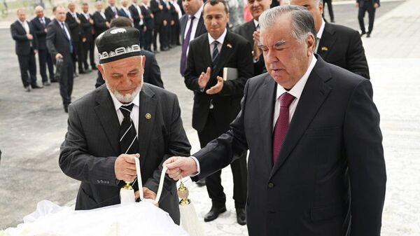 Эмомалӣ Раҳмон дар деҳаи Дӯстии ноҳияи Мастчоҳ бинои муассисаи таҳсилоти миёнаи умумии №46-ро дар вазъияти тантанавӣ ифтитоҳ кард - Sputnik Тоҷикистон