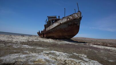 Корабль на дне высохшего Аральского моря, неподалеку от Аральска, Казахстан. 