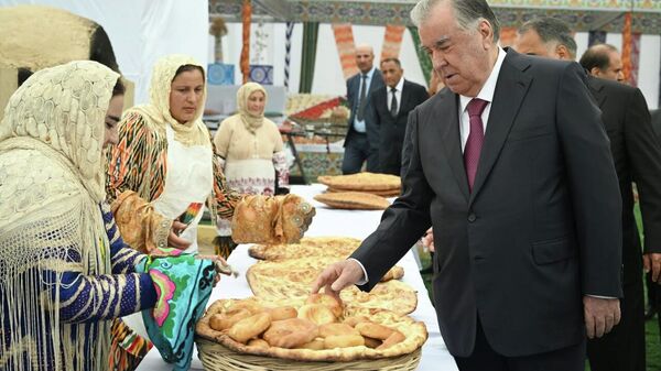 Раҳмон аз болоравии бесобиқаи нархи ғизо дар соли равон ҳушдор дод - Sputnik Тоҷикистон