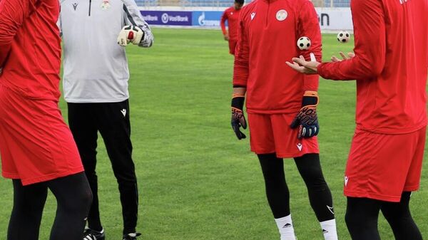 Тими миллии Тоҷикистон таҳти роҳбарии Горан Стеванович машқҳои охирини худро пеш аз бозии интихобии Ҷоми Осиё-2027 муқобили яккачини Филиппин анҷом дод - Sputnik Тоҷикистон