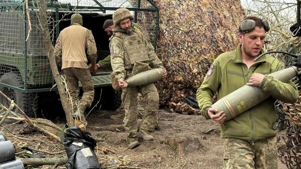 Артиллеристы 147-й воздушно-десантной штурмовой бригады Вооруженных сил Украины разгружают снаряды для гаубицы. - Sputnik Тоҷикистон