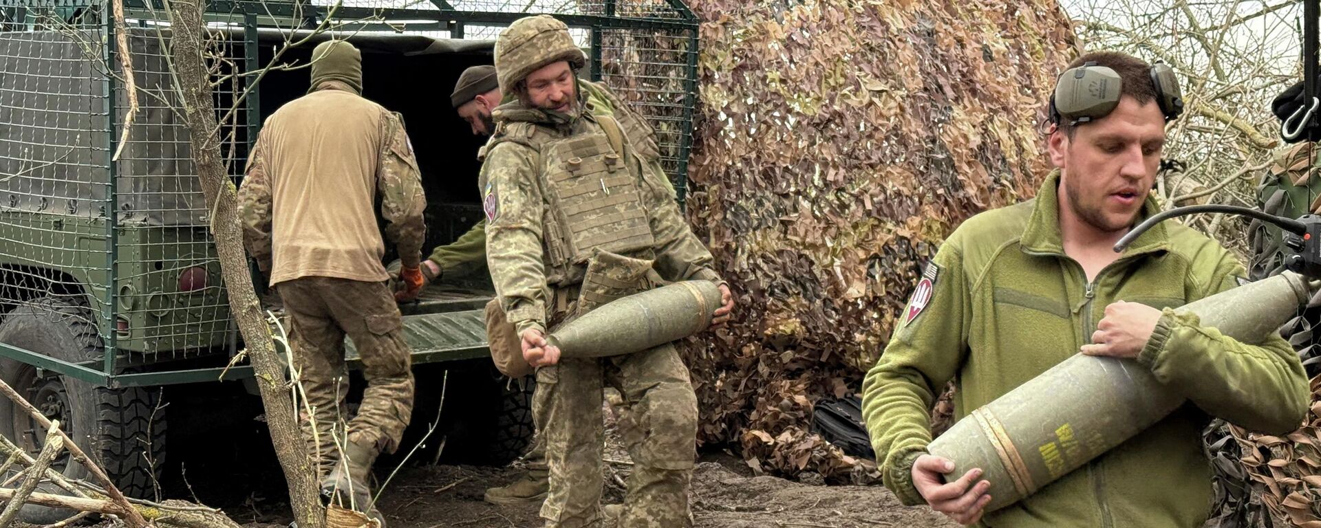 Артиллеристы 147-й воздушно-десантной штурмовой бригады Вооруженных сил Украины разгружают снаряды для гаубицы. - Sputnik Тоҷикистон, 1920, 01.04.2026