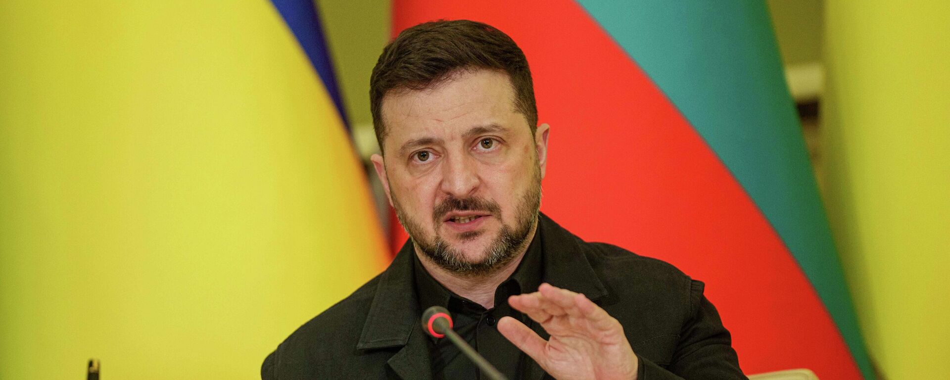 Владимир Зеленский выступает на пресс-конференции в Киеве, Украина, в понедельник, 30 марта 2026 года. - Sputnik Таджикистан, 1920, 31.03.2026