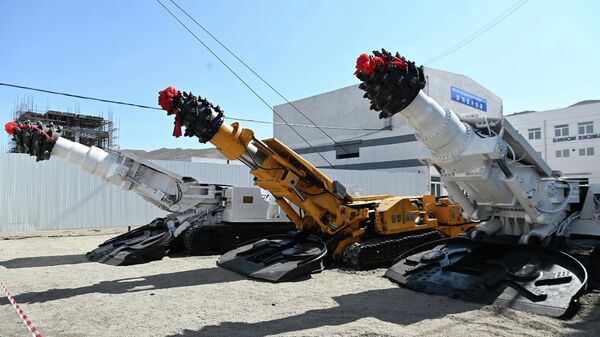 Угольная шахта № 8 в Исфаре. - Sputnik Тоҷикистон