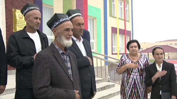 Суҳбати сарироҳии президенти Тоҷикистон бо мӯйсафеди серфарзанд - Sputnik Тоҷикистон