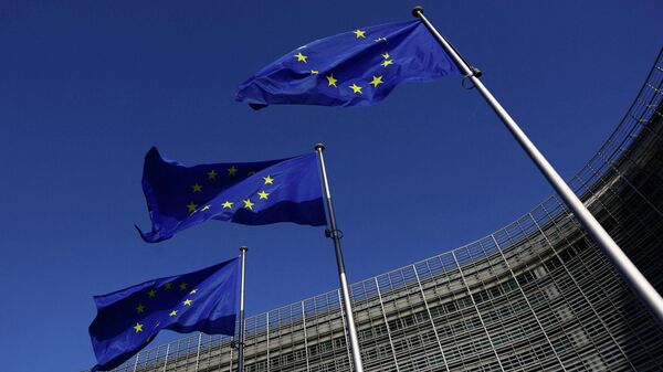 Флаги Европейского союза развеваются перед зданием штаб-квартиры Европейской комиссии в Брюсселе. - Sputnik Таджикистан