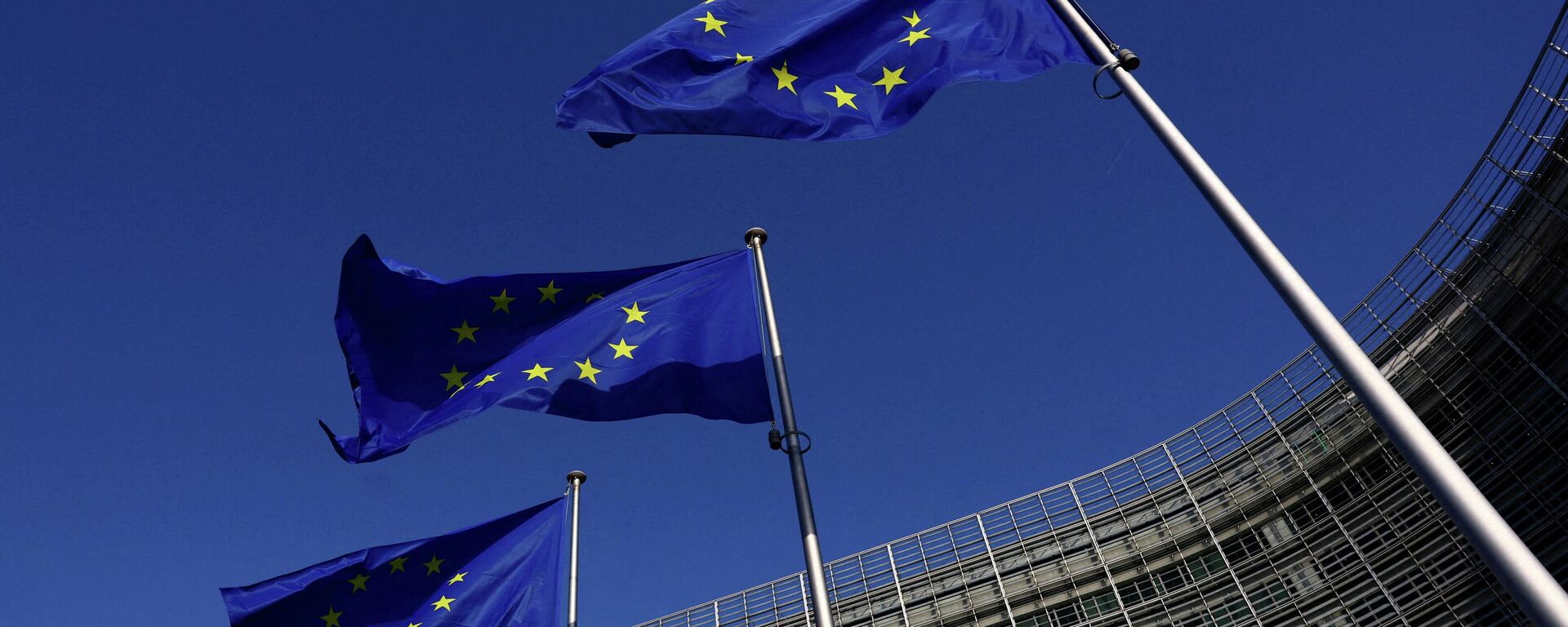 Флаги Европейского союза развеваются перед зданием штаб-квартиры Европейской комиссии в Брюсселе. - Sputnik Таджикистан, 1920, 01.04.2026