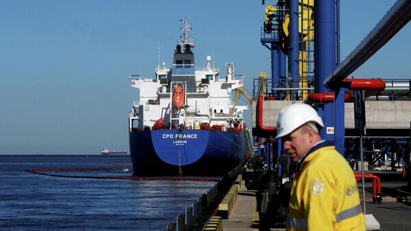 Перекачка нефти в танкер на нефтеперерабатывающем терминале Усть-Луга. - Sputnik Таджикистан