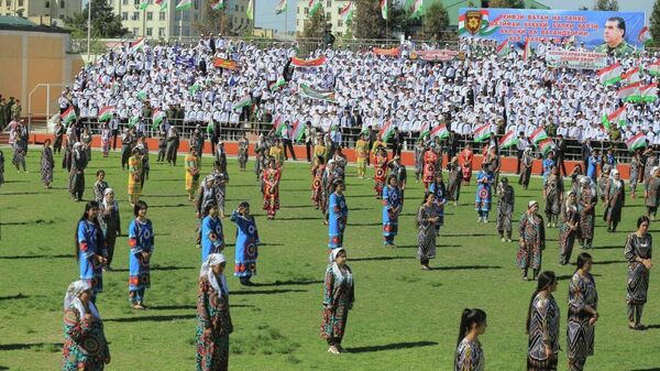 🪖Ана ҳамин тавр, бо тантана дар шаҳри Бохтар наваскаронро ба артиш гусел карданд - Sputnik Тоҷикистон