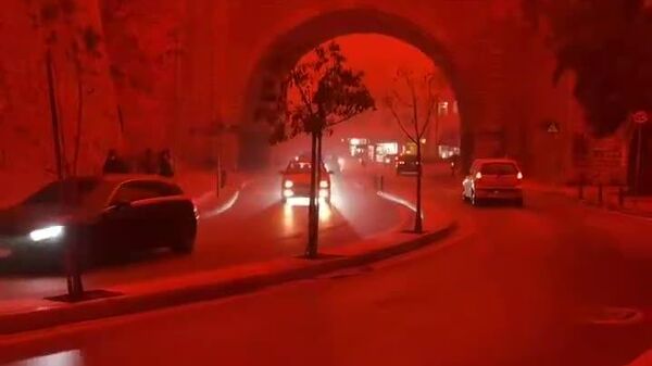 Песчаная буря ходит по планете: теперь в красный окрасился Крит - Sputnik Таджикистан