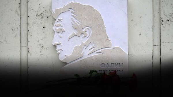 Ифтитоҳи лавҳаи ёдгорӣ ба хотираи Валентин Фалин дар бинои Оҷонсии иттилоотии Россия сегодня - Sputnik Тоҷикистон