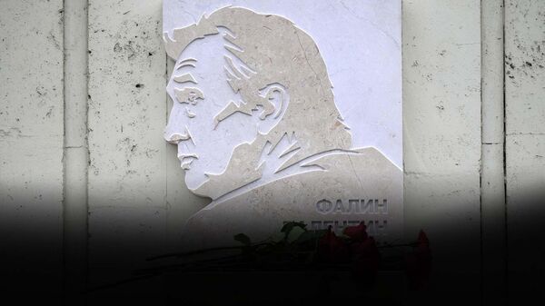 На здании МИА Россия сегодня в Москве установили памятную доску Валентину Фалину.  - Sputnik Таджикистан