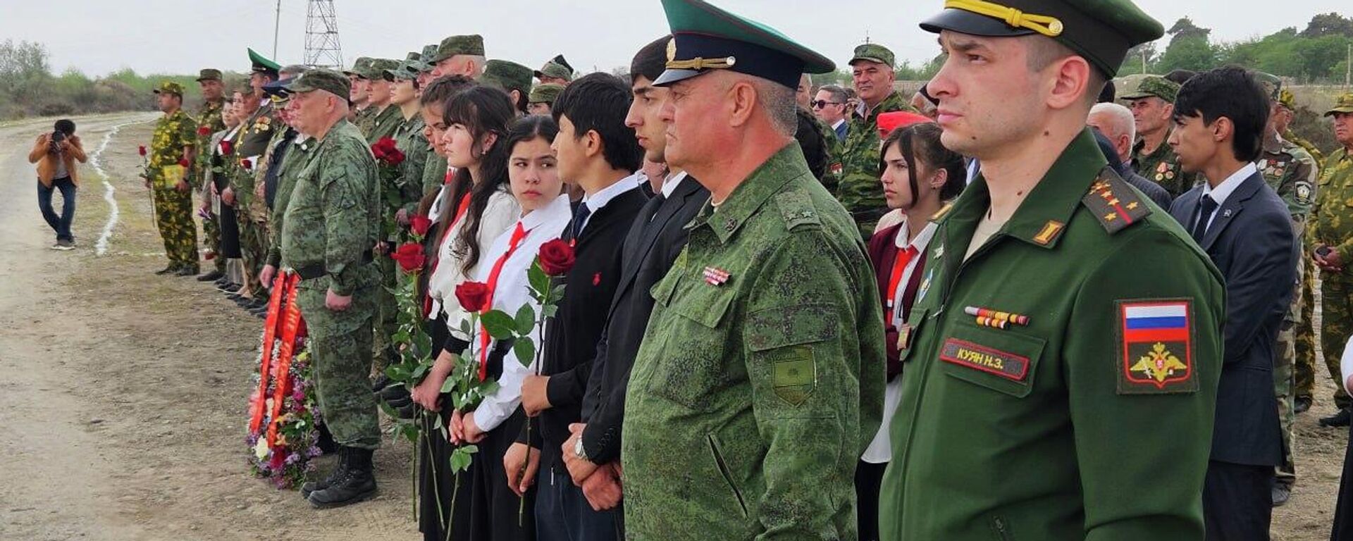 Митинг-реквием памяти 18 военнослужащих, погибших в результате аварии вертолета 2 апреля 1999 года на таджикско-афганской границе, состоялся у обелиска на берегу реки Пяндж, разделяющей Таджикистан с Афганистаном. - Sputnik Таджикистан, 1920, 03.04.2026