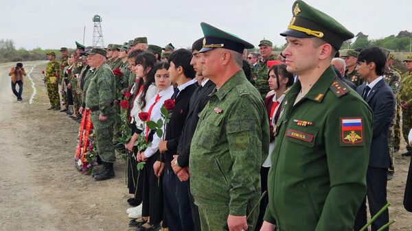 Митинг-реквием памяти 18 военнослужащих, погибших в результате аварии вертолета 2 апреля 1999 года на таджикско-афганской границе, состоялся у обелиска на берегу реки Пяндж, разделяющей Таджикистан с Афганистаном. - Sputnik Таджикистан