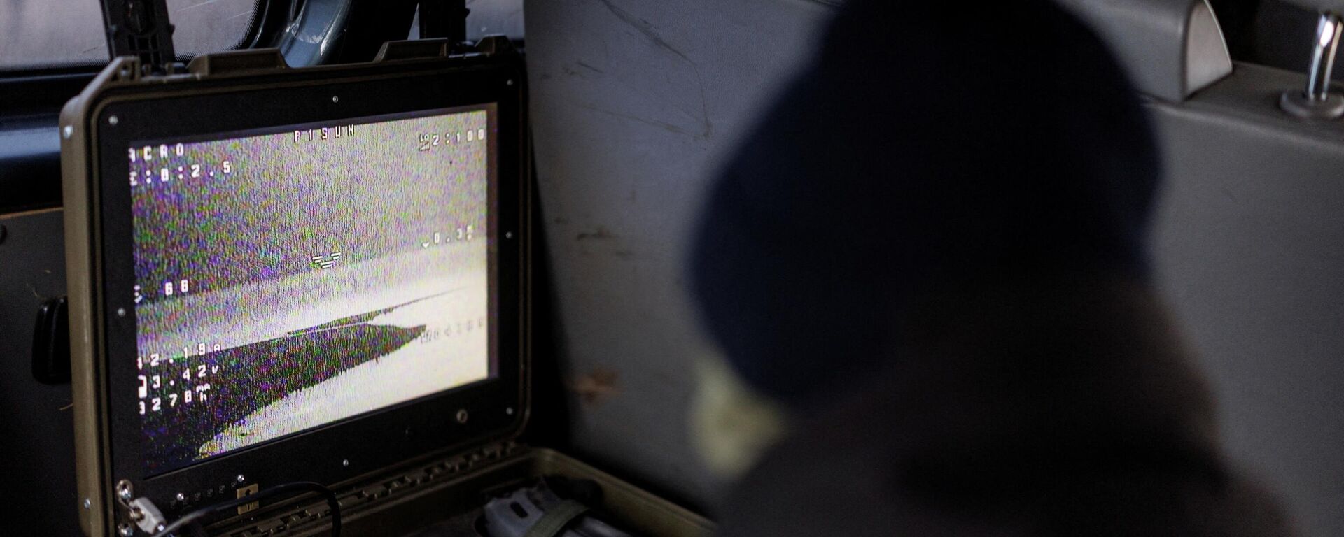 Военнослужащие подразделения ПВО 420-го отдельного батальона беспилотных систем Хорт совершают полет с беспилотником-перехватчиком. - Sputnik Таджикистан, 1920, 03.04.2026