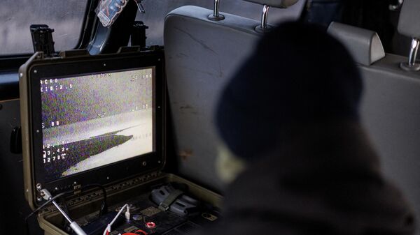 Военнослужащие подразделения ПВО 420-го отдельного батальона беспилотных систем Хорт совершают полет с беспилотником-перехватчиком. - Sputnik Таджикистан