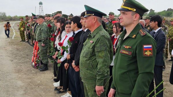 ▪Низомиёни Русия дар Тоҷикистон хотираи 18 марзбони қурбониёни садамаи ҳавопаймо, ки 26 сол пеш рух дода буд, гиромӣ доштанд - Sputnik Тоҷикистон