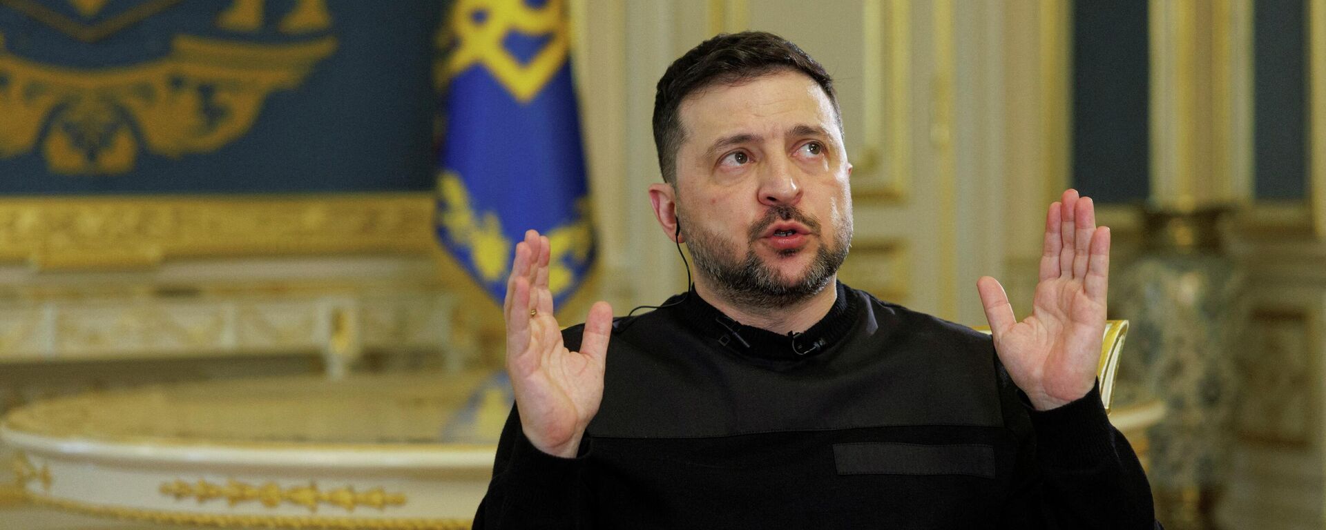 Владимир Зеленский выступает во время интервью Reuters. - Sputnik Таджикистан, 1920, 03.04.2026