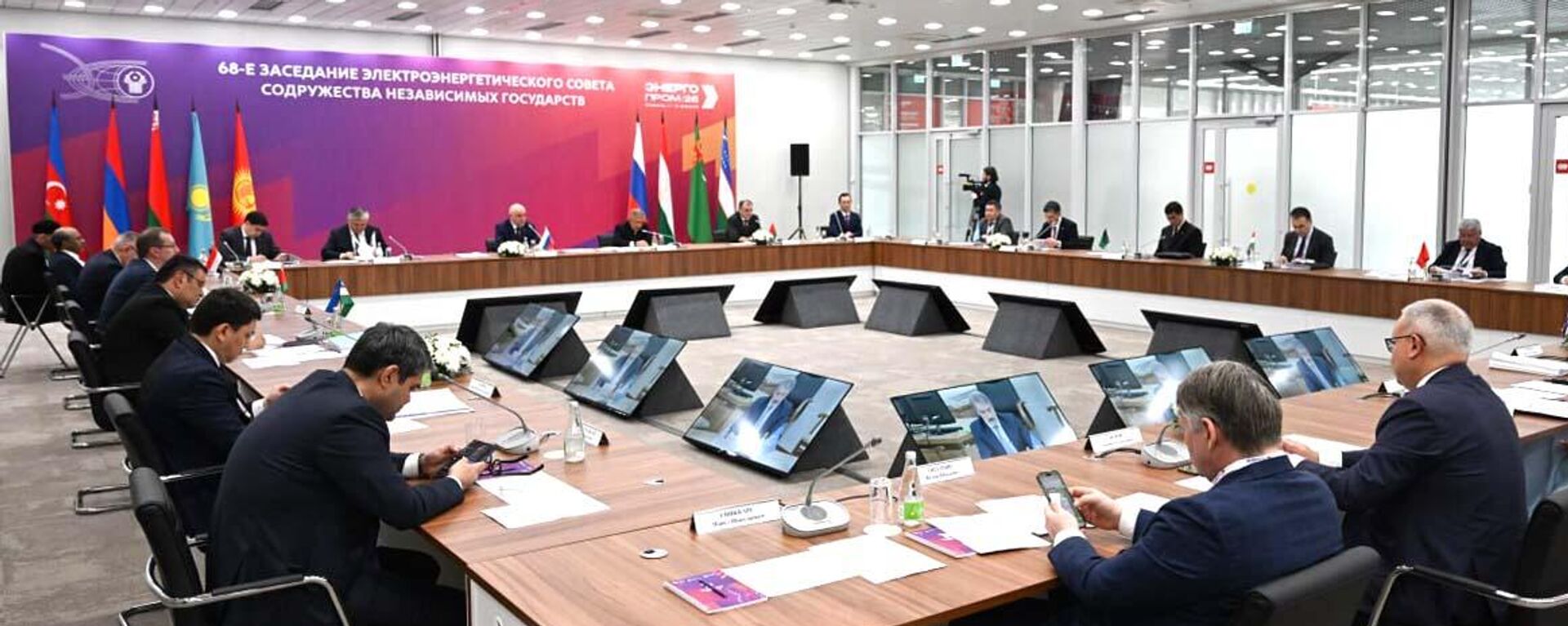 Министр энергетики и водных ресурсов Республики Таджикистан Далер Джума принял участие в 68-й сессии Совета по электроэнергетике СНГ.  - Sputnik Таджикистан, 1920, 03.04.2026