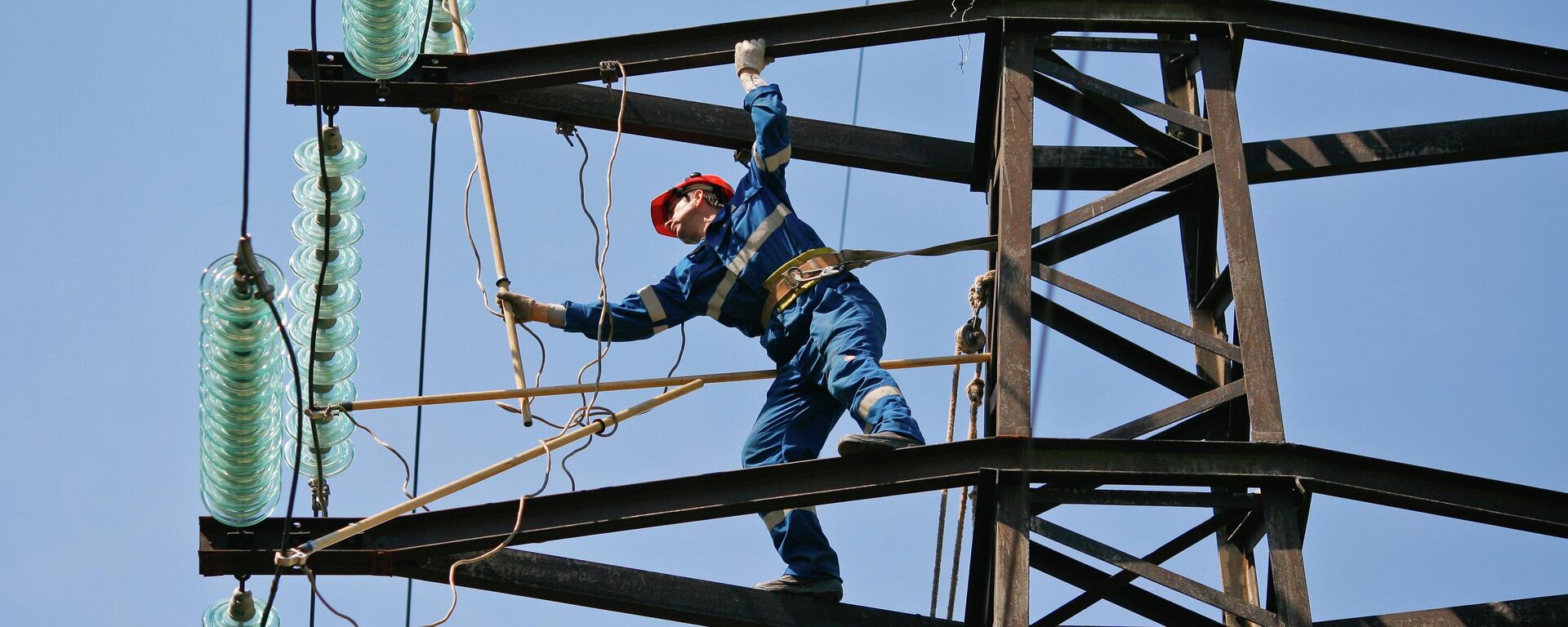 Монтажник проводит плановый ремонт на линии электропередач. - Sputnik Тоҷикистон, 1920, 13.04.2026
