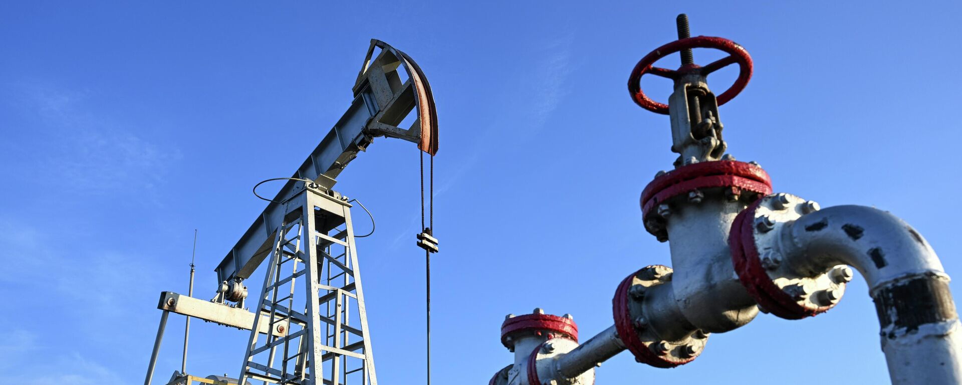 Нефтяная качалка в Альметьевском районе Татарстана. Иллюстративное фото - Sputnik Тоҷикистон, 1920, 03.04.2026