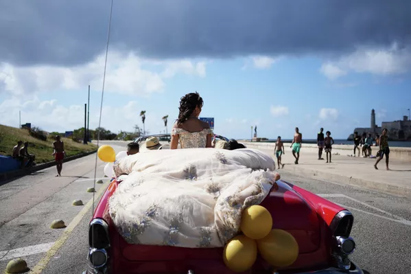 Девушка едет в винтажном автомобиле во время празднования своего дня рождения в Гаване. — Sputnik Таджикистан